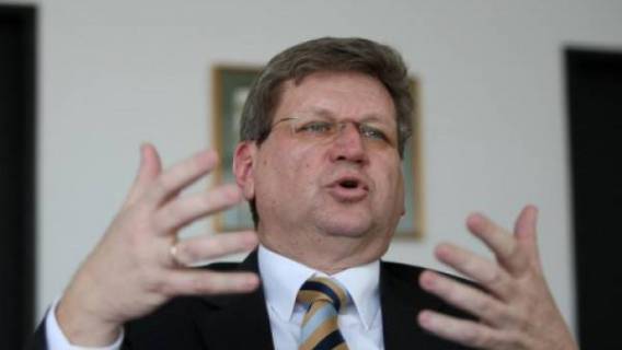Ministar Mirando Mrsi&aelig; kao ma&egrave;ak oko vru&aelig;e ka&scaron;e